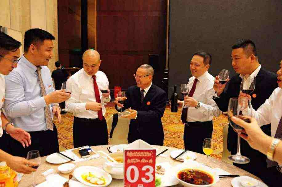 参加酒局，不会说敬酒词可不行，记住4句，任何场合都能用上