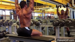 基因改变不了，可以通过技巧改变肩宽，倒三角体型这样练