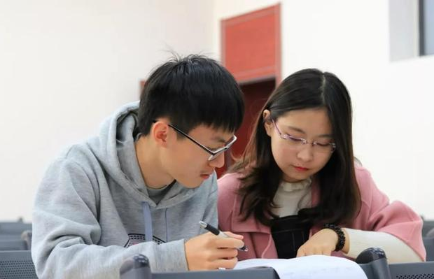 大学宿舍3人同时给女友织围巾，单身那位深受打击，网友这样安慰