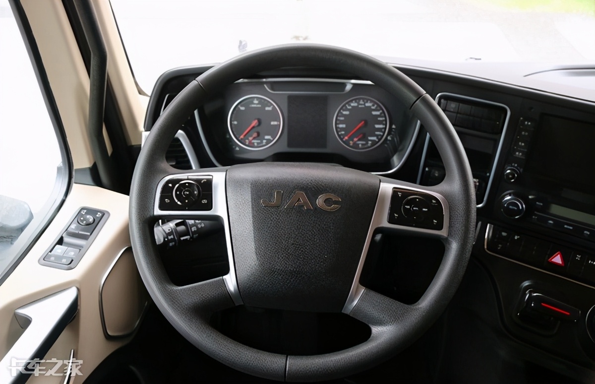 实拍江淮k7顶配牵引车,这配置44万售价贵吗?