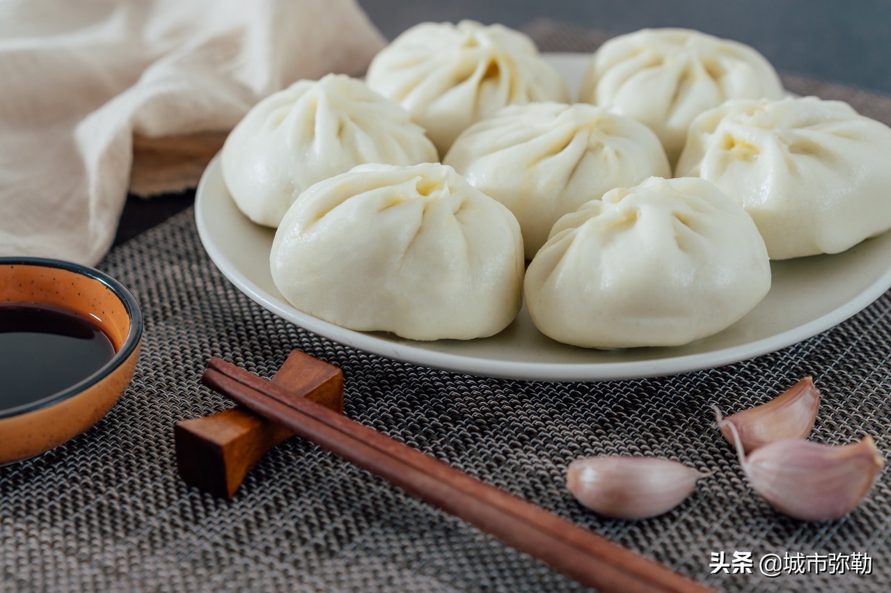 “包子颂：面皮裹乾坤，美味藏笑言”