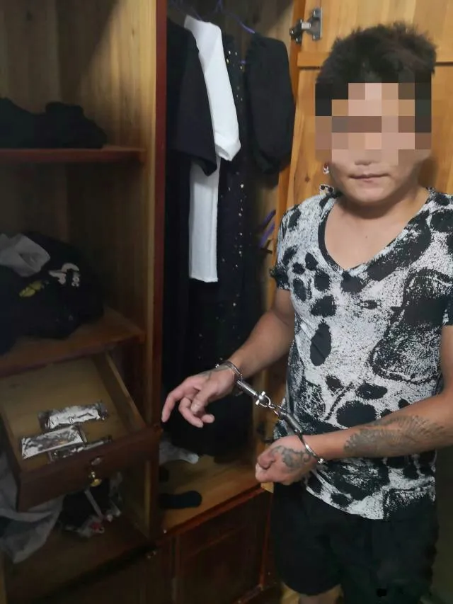 视频曝光！20岁女子与男友在家偷尝禁药，警方凌晨冲进出租屋……