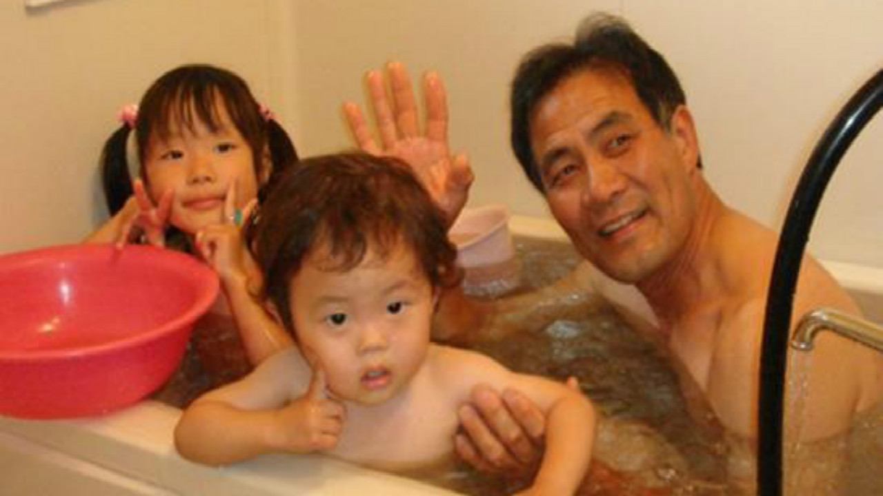 家有女儿的，注意“女大避父”，尤其是在这三个方面，影响会更大