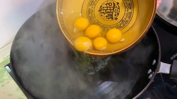 水煮荷包蛋，总会散开有白沫？学会这三招，完整滑嫩不粘锅