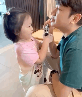 王祖蓝晒女儿帮剃胡须，Gabby却分心对镜摆拍，古灵精怪像爸爸