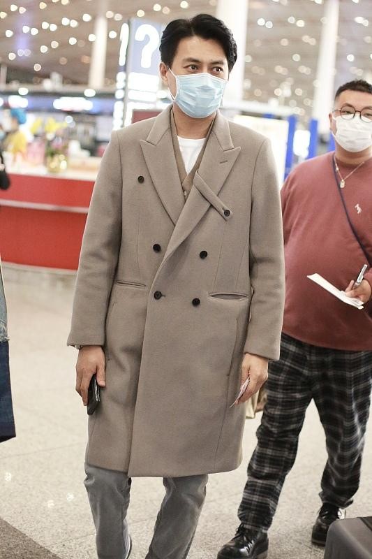 怪不得靳东有这么多“中年粉”，穿上厚实的外套，一点都不油腻的