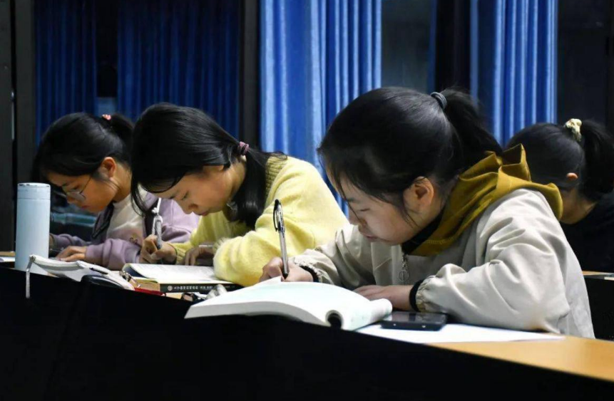 大学“挂科率”很高的4个专业，学霸也招架不住，补考比考试还难