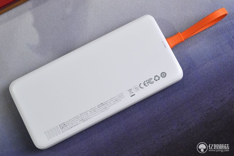 送给果粉的福利时刻 Baseus倍思 布洛克带线移动电源