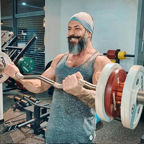 人到中年不油膩，43歲大叔，用8個月時間，打造了一身健碩肌肉
