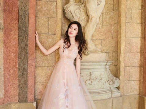 40岁叶璇自曝担心王一博，从名校学霸到遭群嘲，她其实活得真实