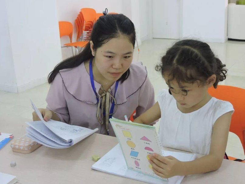 小情侣的订婚现场太豪横，68万彩礼堆成小山，女生颜值成亮点