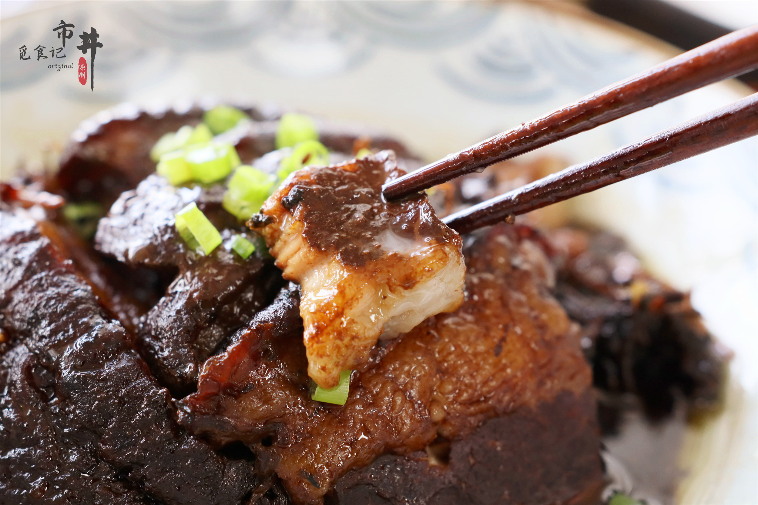 年夜饭加道“硬菜”，梅菜扣肉端上桌，这做法软烂浓香，入口即化