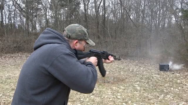 保险箱打不开了怎么办？用AK-47步枪可以，射击上百发子弹后成功