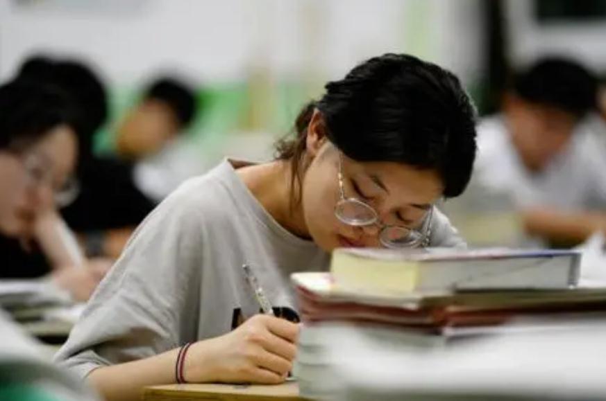 “住校”和“走读”的差距有多大？中考成绩公布后，家长含泪总结