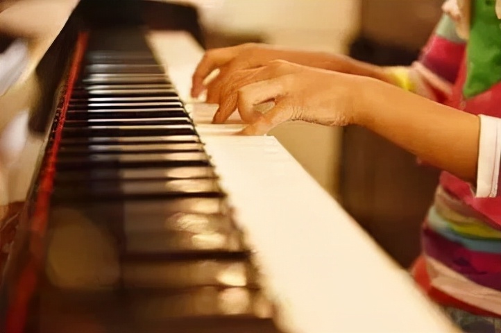 如何快速学会弹钢琴（钢琴入门指法教程）-第1张图片