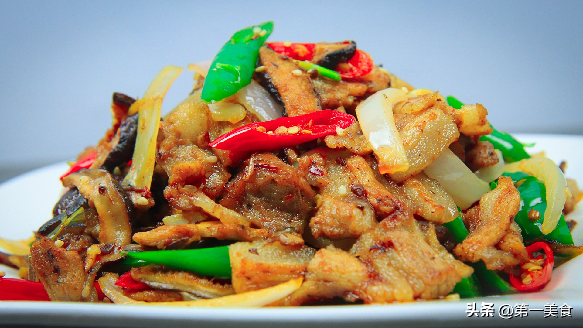 猪肉怎么做好吃，大厨教分享技巧，香菇滑嫩，肉片不油腻