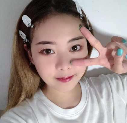 优秀了关晓彤！随便一个发夹8千，欧阳娜娜戴9.9包邮，差距明显