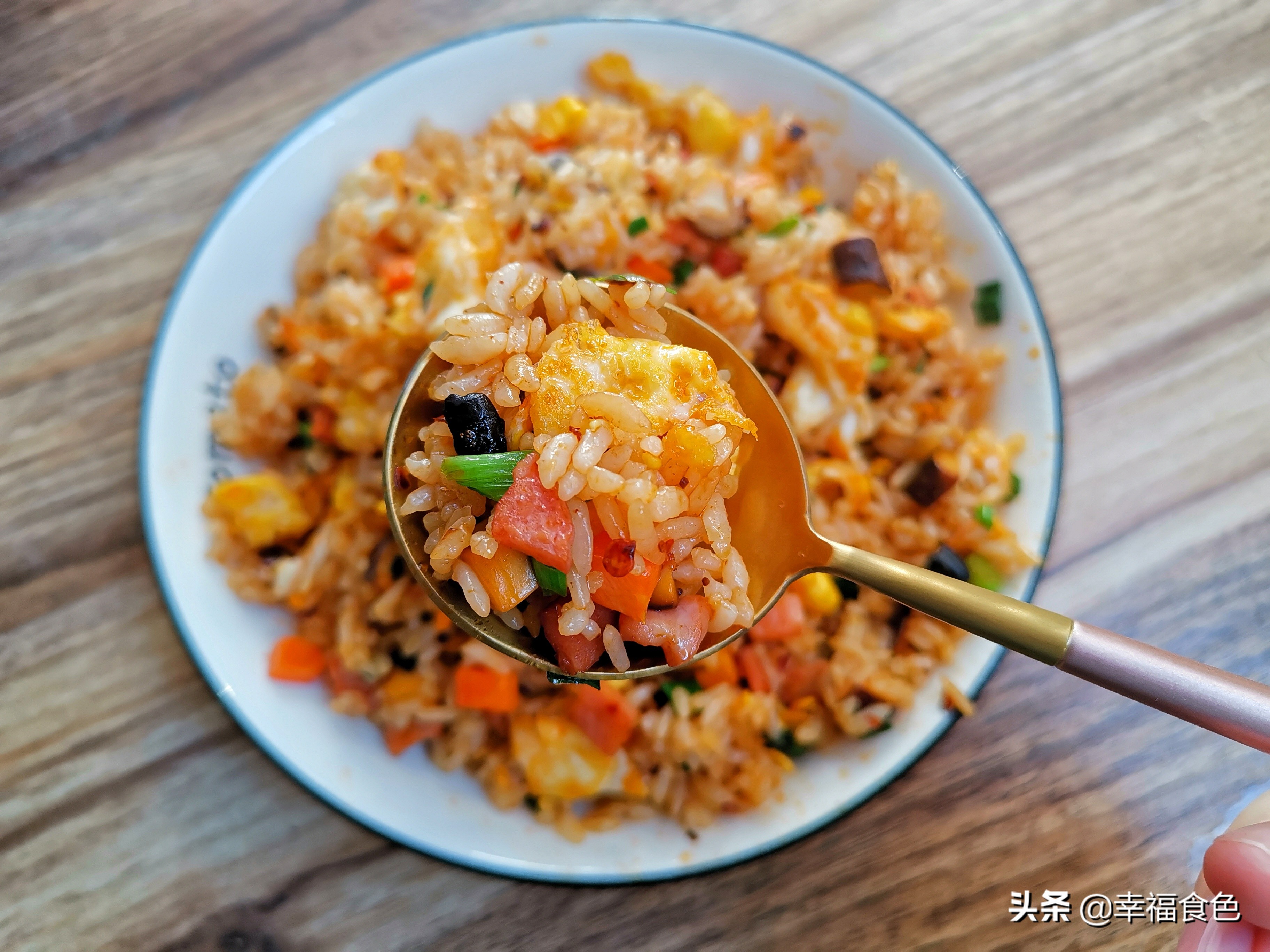 老干妈炒饭怎么做（家常美味老干妈炒饭锁住家人的胃）