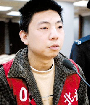 男子拒戴口罩打死劝阻老人，16年前曾用枕头闷死女友被判无期，律师：很意外