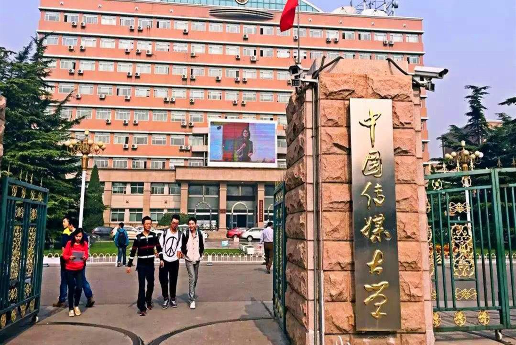 包养女学生，口无遮拦被开除的央视主持人阿丘，是如何毁掉自己的