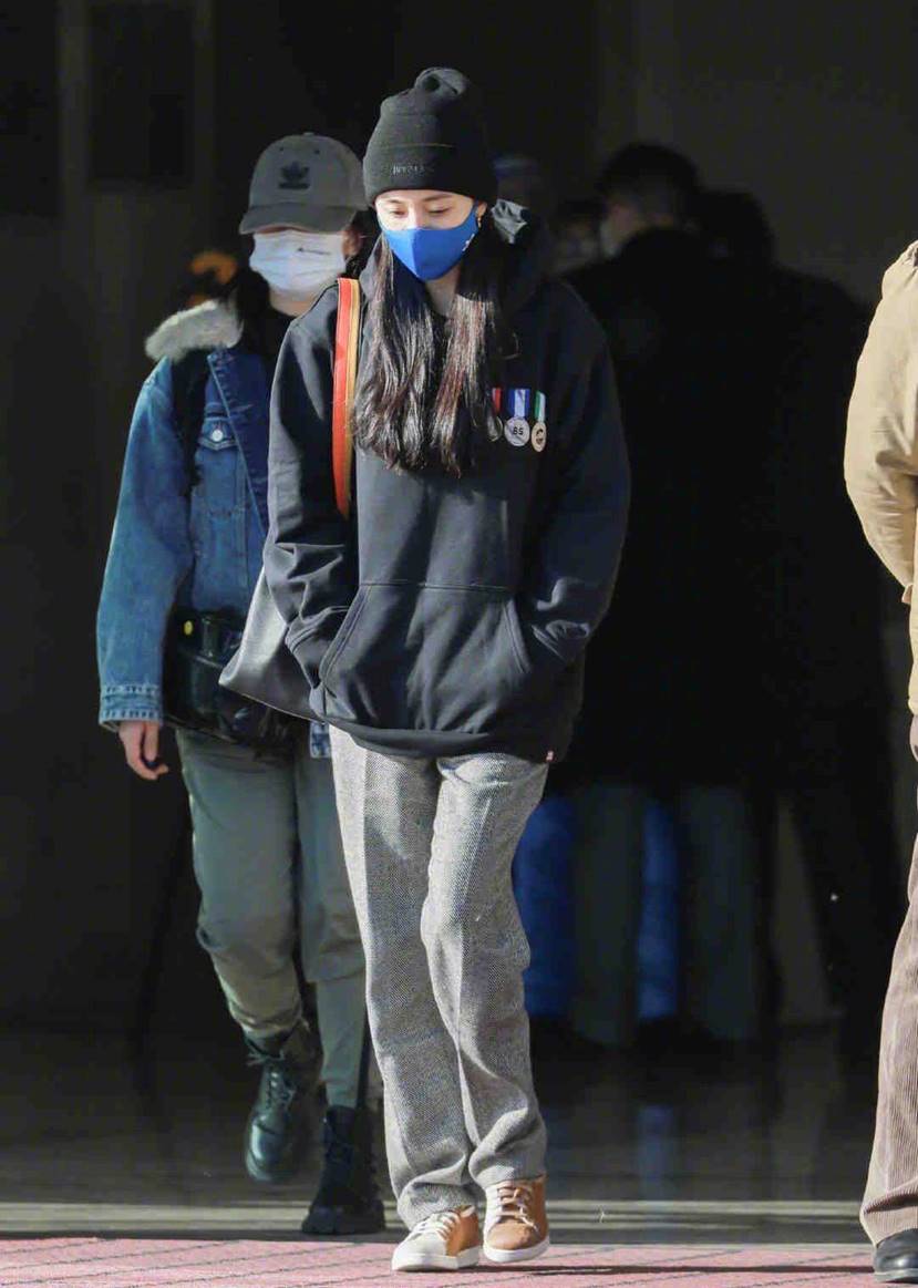 卫衣搭配灰色休闲裤(灰色休闲卫衣搭配什么裤子)