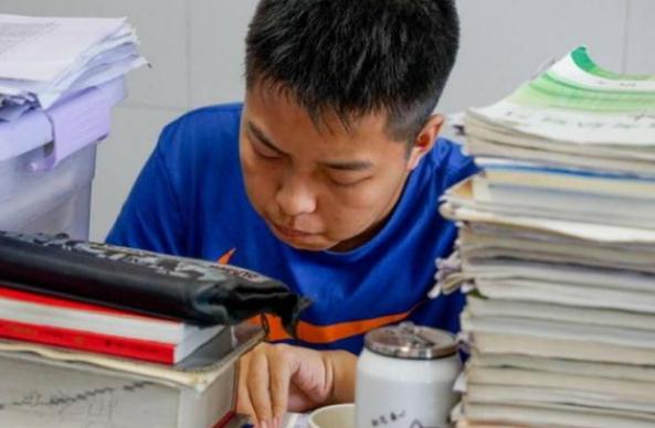 清华女学霸高考分数710，看到了她的抽屉，学生：这才叫学习