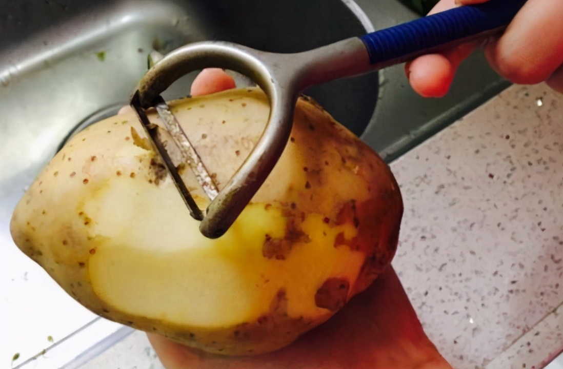土豆发芽后还能不能吃？很多人都不太明白，看了才知道一直弄错了