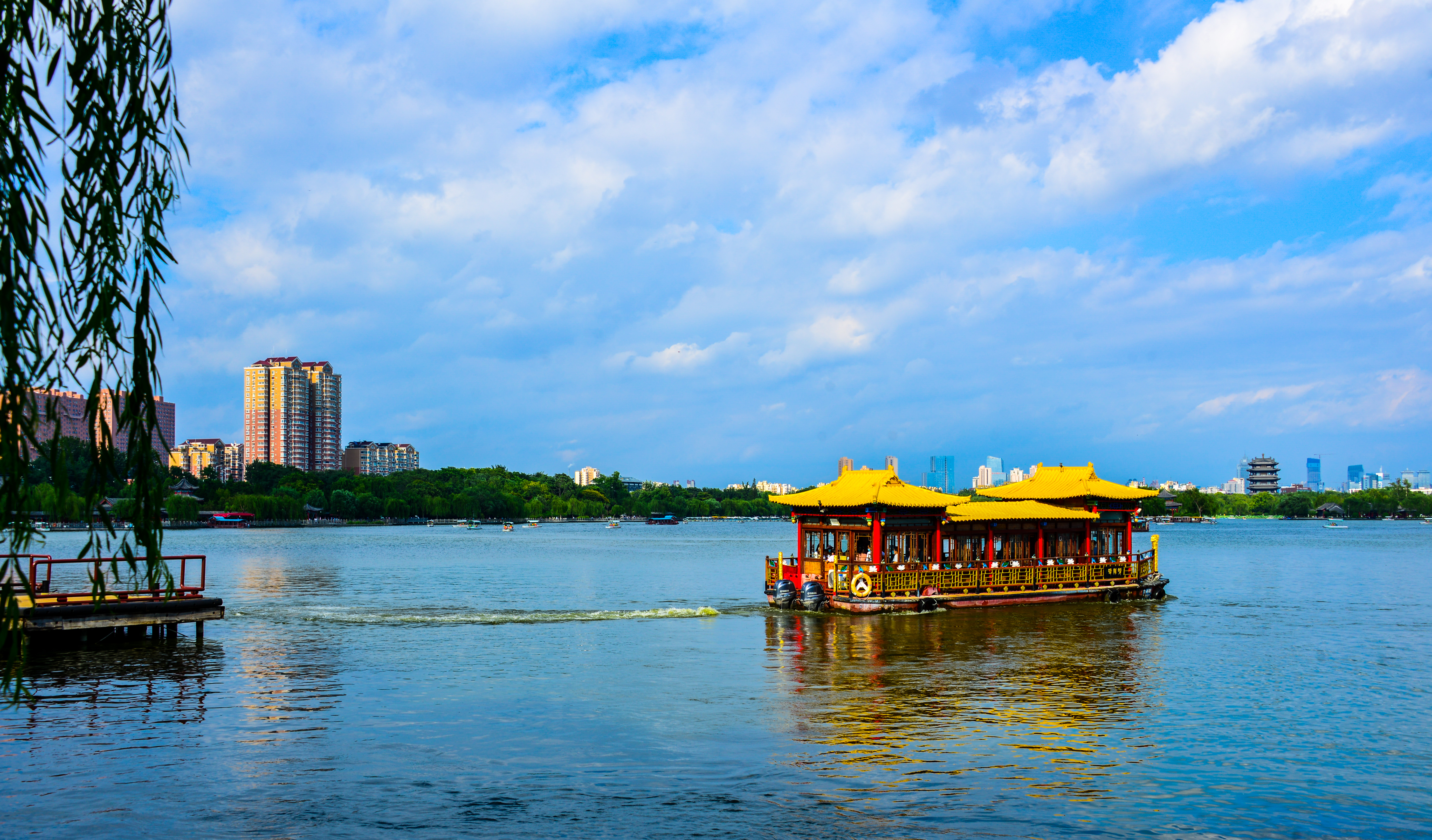 夏末初秋，大明湖的风景，这样看才浪漫！