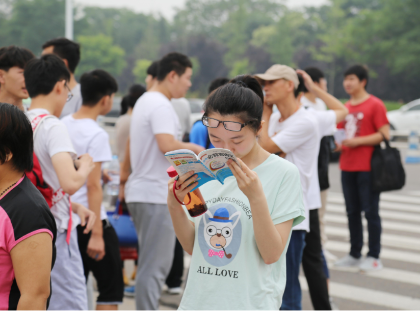 高考时不许考生戴框架眼镜？“无声考场”有新规，考生别忽视