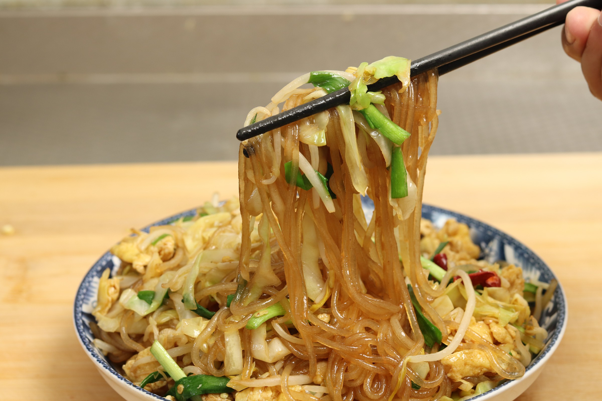 简单又好吃的炒粉丝做法，轻松搞定美味粉条