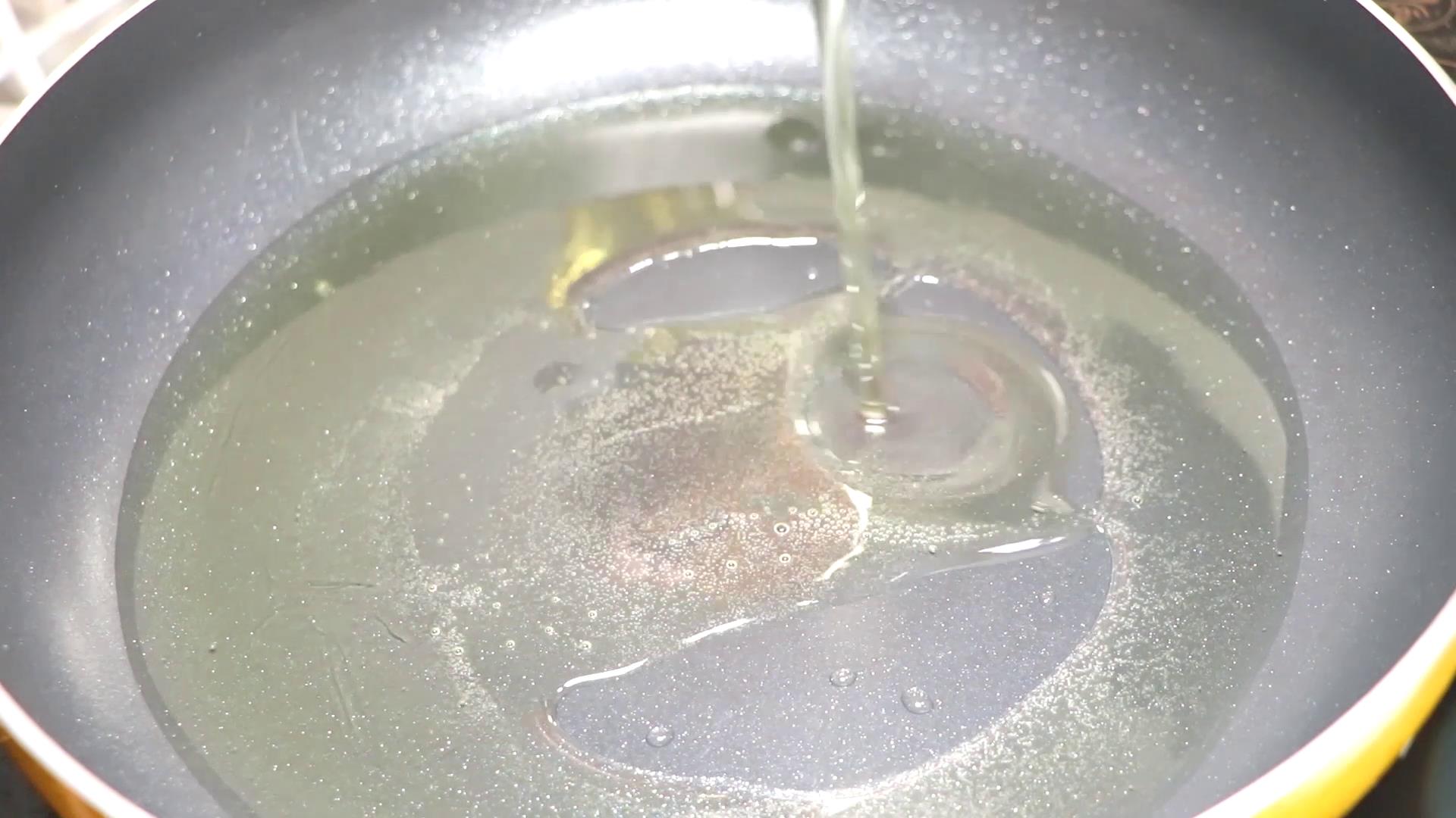 炒大蒜的做法（学会这么炒大蒜比烧烤还美味）