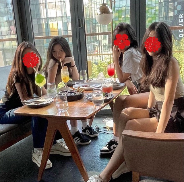 15岁李嫣与闺蜜聚会，穿短裤背心大秀好身材，疑穿辱华品牌引争议