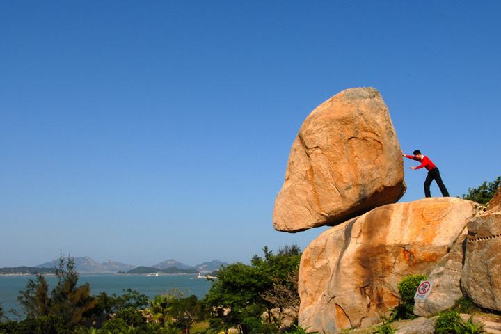 福建省第一奇石东山风动石,风吹则动千年不倒 - 114货源网