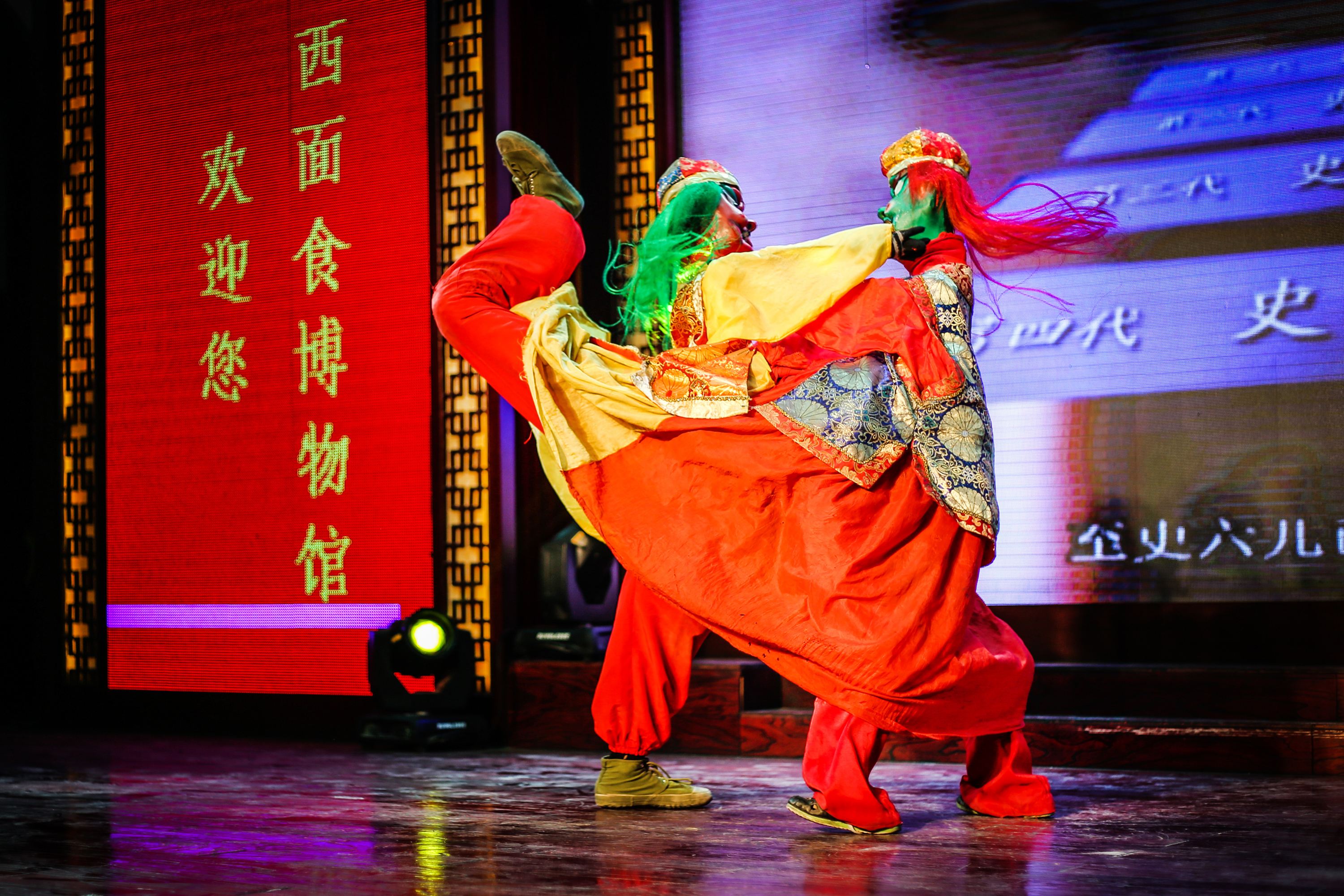 夏邑汽车站旁的街头艺术表演引人驻足