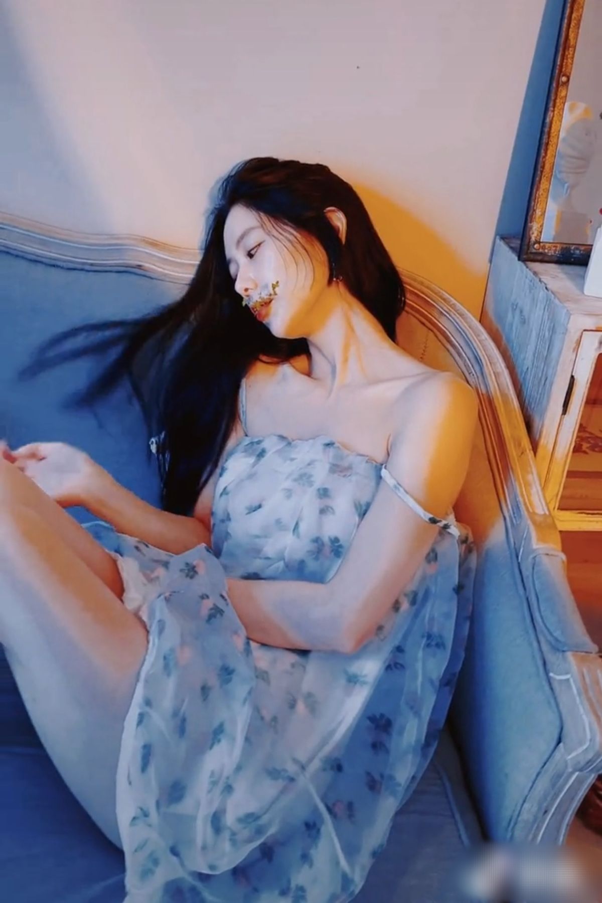 亞洲第一美女克拉拉秀身材，故意把肩帶拉下露肩，穿短裙秀大長腿