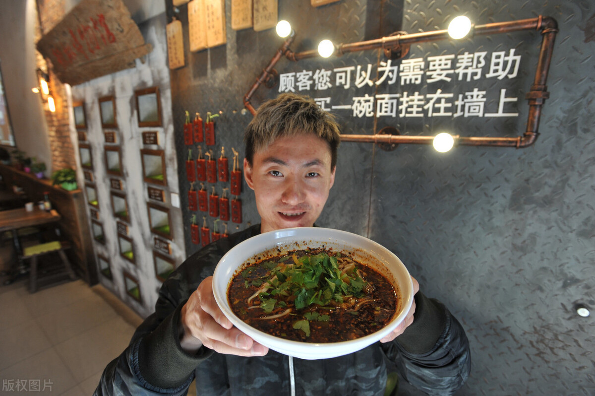 重庆男人开面馆，利用免费吃面的噱头，年赚80万，套路真的深