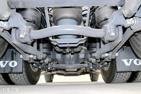 一款卡车,卡友们最关注的莫过于底盘配置,动力链的匹配和可靠性,决定