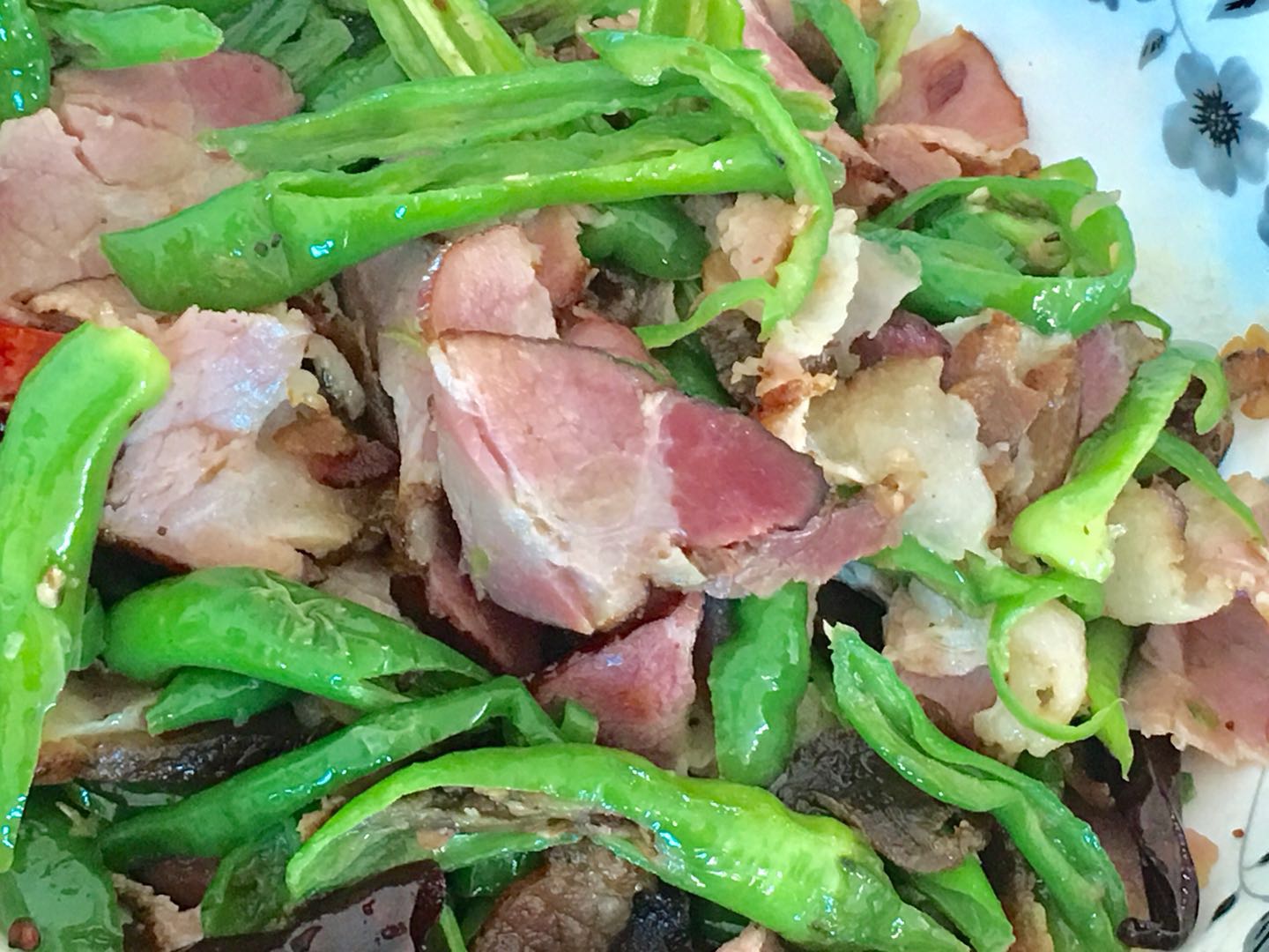 烟熏肉怎么炒好吃？请教了一个朋友，回家一试味道果然不错