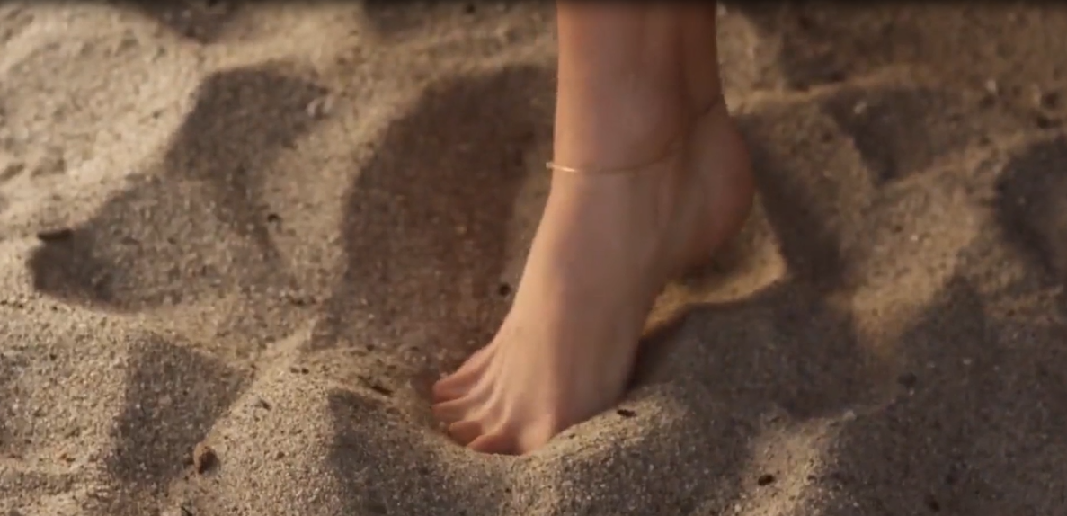 沙滩下藏着个怪物，身体任何部位沾上沙子，就会被它吞噬