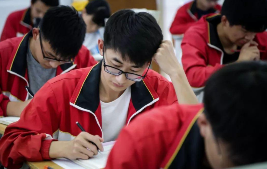 2021高考生迎来喜讯，录取分数线或降低，“捡漏”的好时机到来了