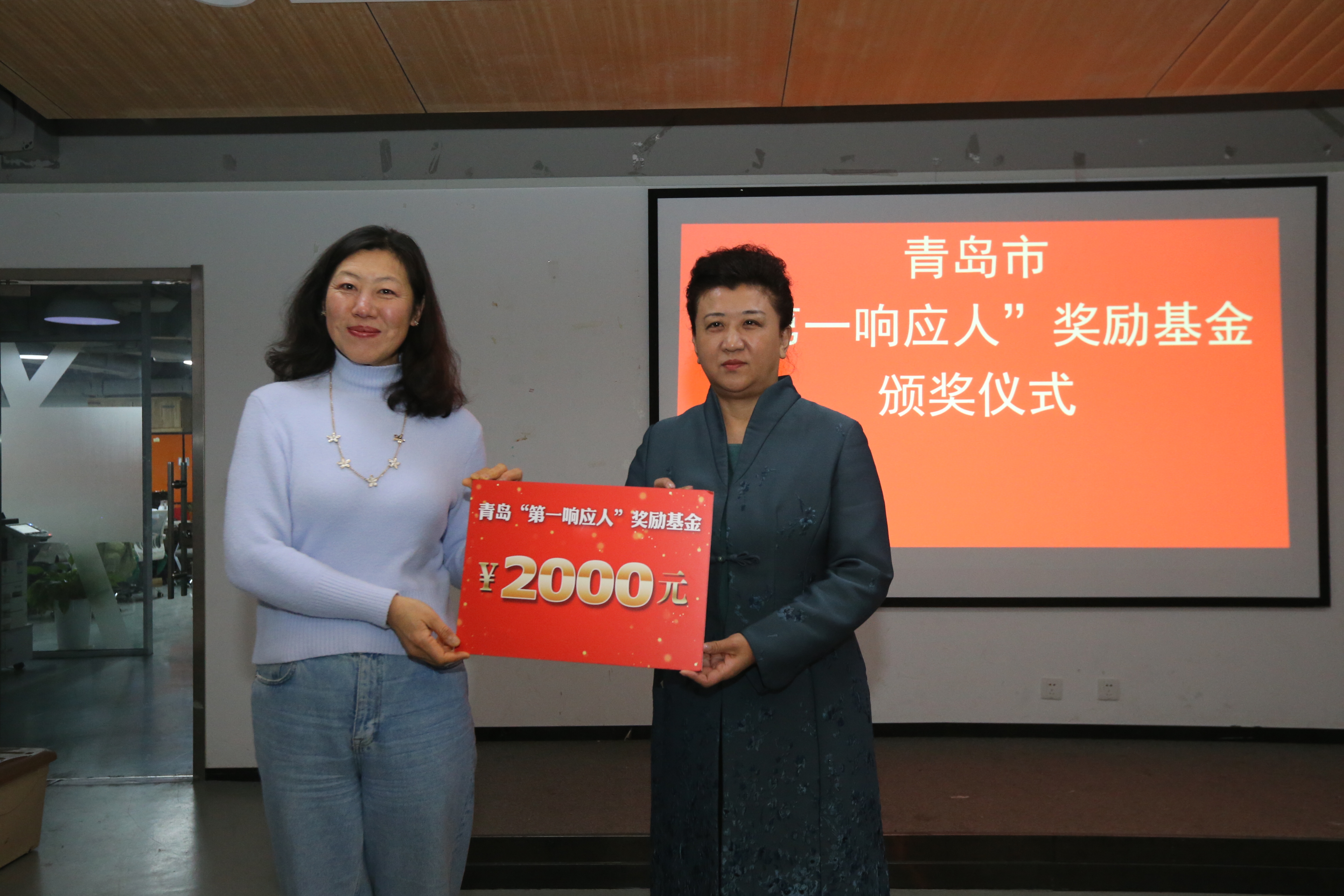 收到奖金 杨老师要为孩子买钢琴 最美“第一响应人”杨海燕获得2000元奖励基金