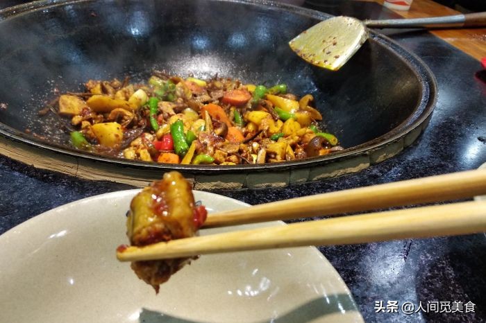 昆明大排档界的“排队王”，店里只卖一道菜，现杀现吃年入上千万