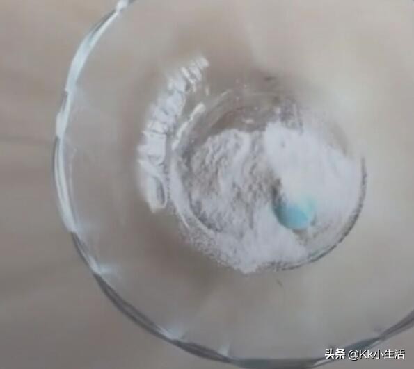 白色衣服不小心画上笔印、笔墨怎么洗干净，大家可以试试这个方法