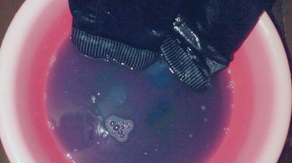 新衣服第一次要怎么洗不褪色(新衣服的3个固色小技巧)