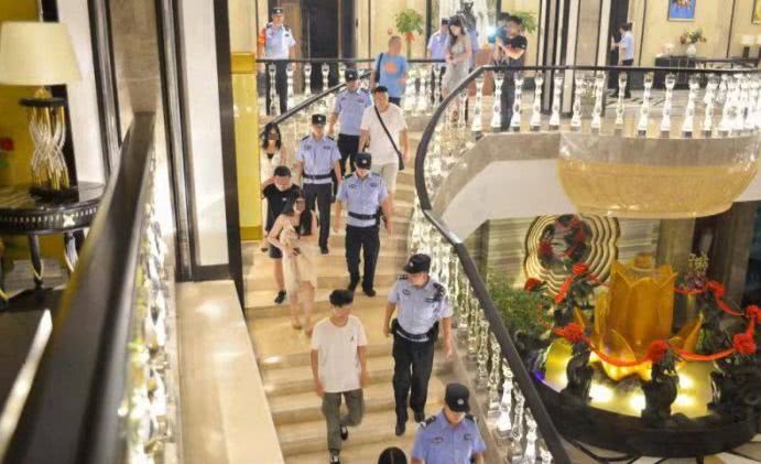 合肥400余警力凌晨2点突袭娱乐场所，核查可疑人员62人