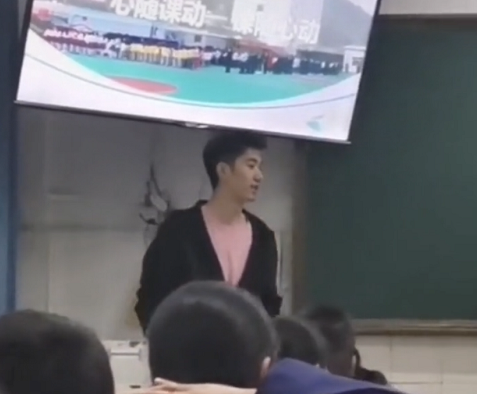 初中帅气男教师走红，长得不输“明星”，网友：我想回去读书