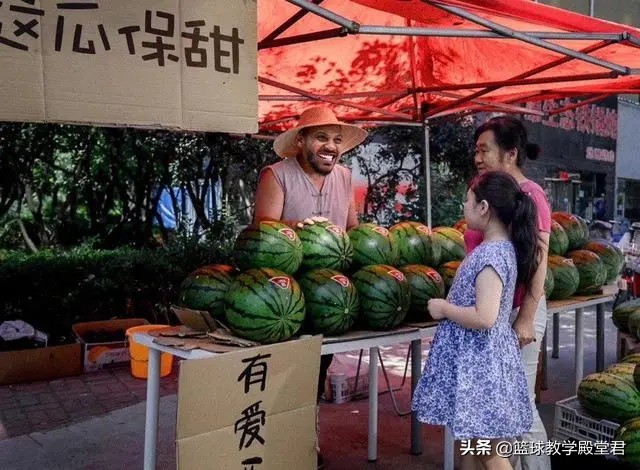 为什么nba不贴膜(当NBA球星摆摊是啥样？KD贴膜库里蹦爆米花，哈登这造型太形象了)