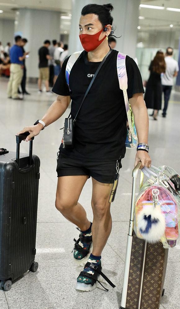 陈志朋低调一点挺帅气,黑衣配黑裤上衣塞腰,露皮带像"爸爸辈"