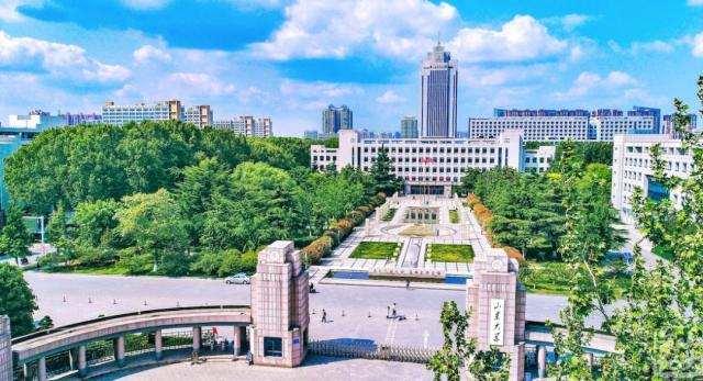 山东“超大”高校：占地8000余亩，坐拥8大校区、30个食堂，京沪高铁直通！