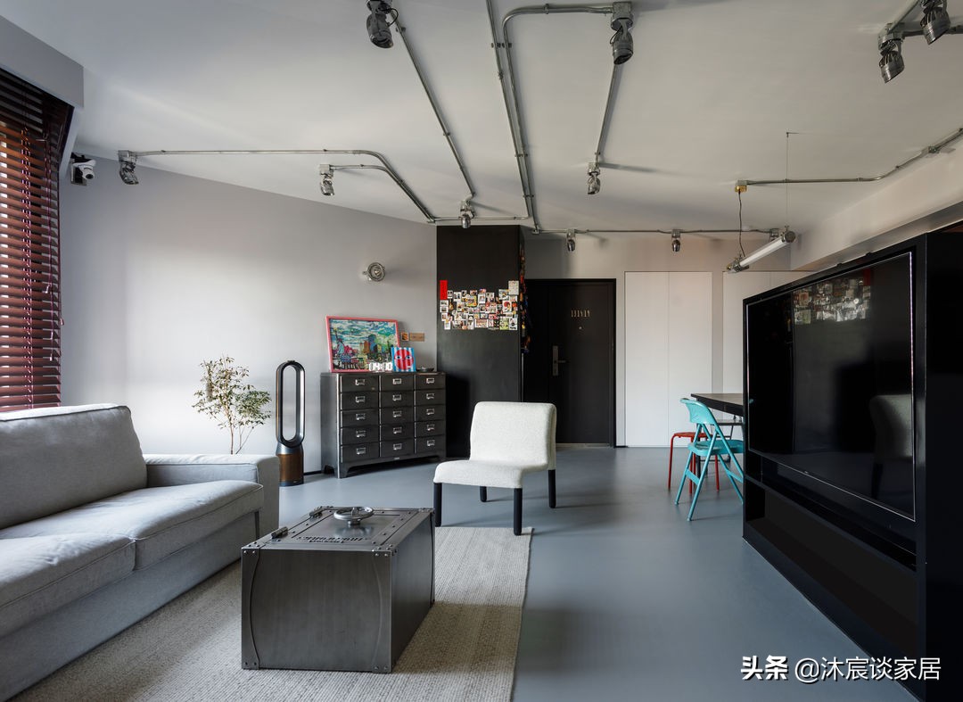 他家顶面走明管，铺水泥地，父母看后很心疼，但他却喜欢得不得了